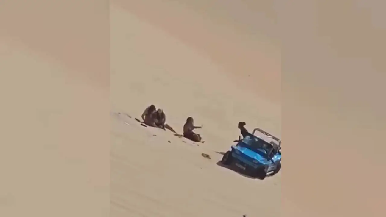 Buggy capota com três turistas durante passeio pelas dunas de Canoa Quebrada, em Aracati