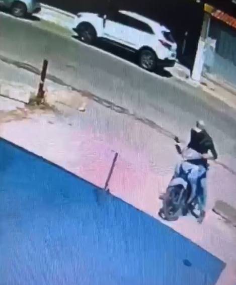 Motocicleta é furtada em Maracanaú e ação criminosa é registrada por câmeras de segurança