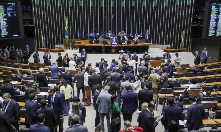 Câmara dos Deputados aprova urgência para projeto de anistia a golpistas