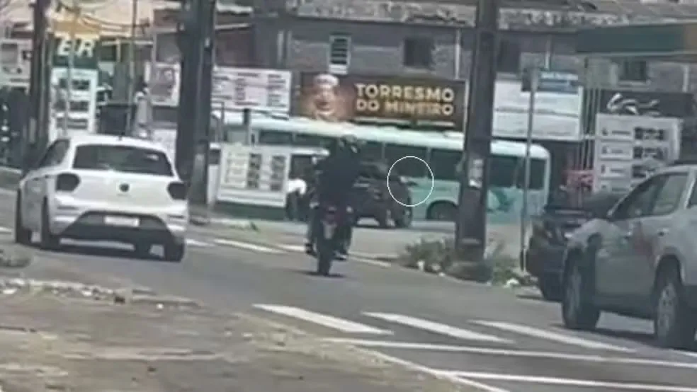 Policial penal é preso após atirar em carro durante briga de trânsito em Fortaleza