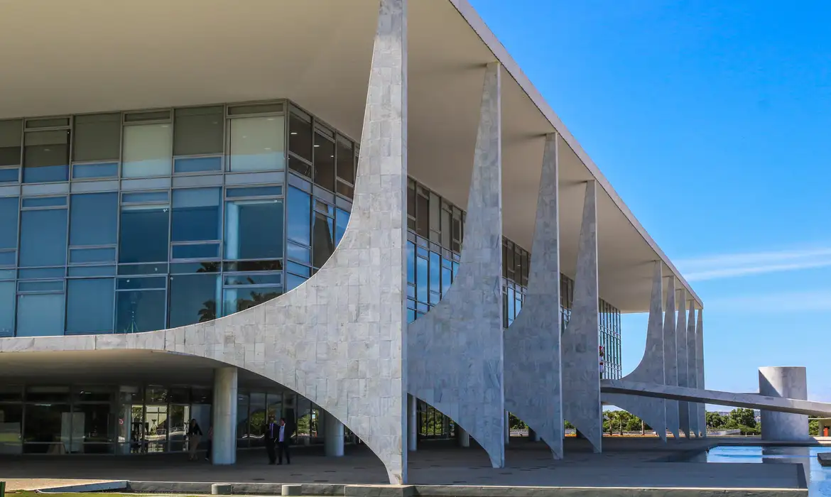 Homem é preso após tentar subir rampa do Palácio do Planalto duas vezes na madrugada