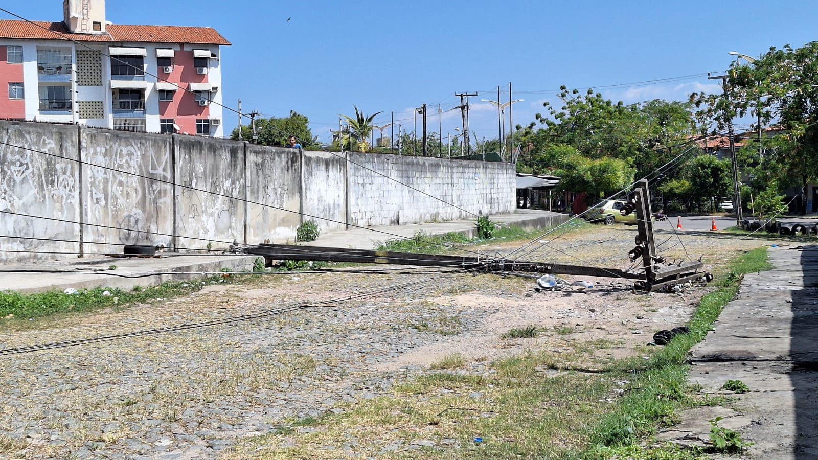 Queda de poste após acidente com caminhão deixa moradores sem energia no Jardim das Oliveiras