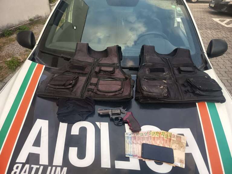 Adolescente de 15 anos é apreendido com arma e coletes balísticos na Cidade 2000, em Fortaleza