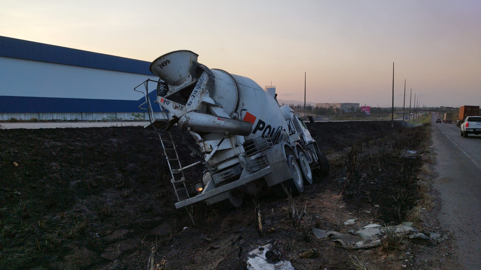 Caminhão betoneira sai da pista e vai parar em vala no Anel Viário, na Grande Fortaleza