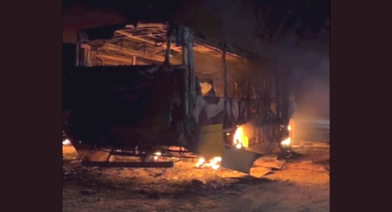 Ônibus incendiados dentro de escola em Aquiraz/CE pegaram fogo por curto-circuito, conclui laudo