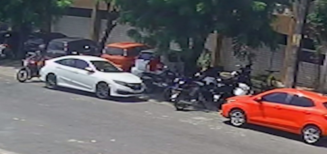 Dupla criminosa furta moto em frente ao local de trabalho da vítima, em Fortaleza; veja o vídeo