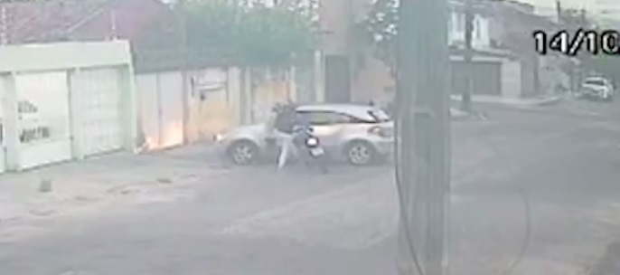 Mulher é rendida e tem carro roubado por dupla armada ao chegar em casa, em Fortaleza