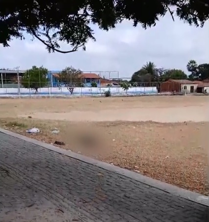 Homem é sequestrado em Fortaleza e morto a tiros em campo de futebol em Maracanaú