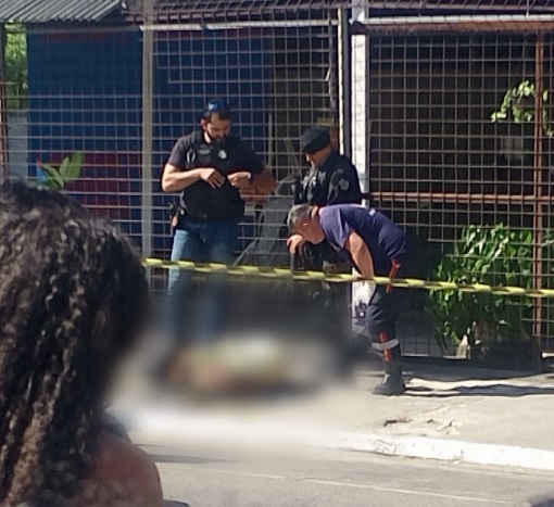 Jovem é morta a tiros por dupla em moto enquanto andava na rua em Maracanaú/CE