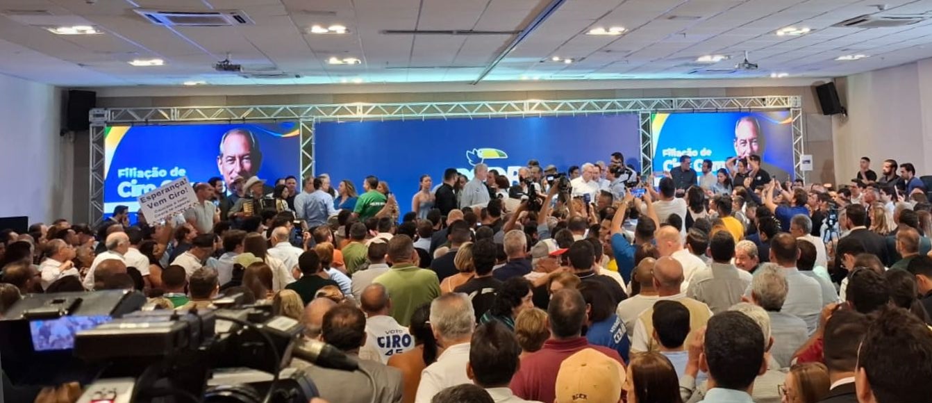 Ciro Gomes se filia ao PSDB em evento com aliados em Fortaleza