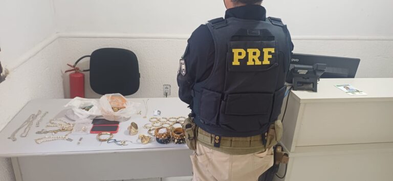 PRF apreende grande quantidade de joias e semijoias furtadas em táxi no litoral do Ceará