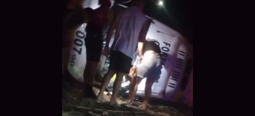 Topic capota após bater em animal em estrada escura entre Chorozinho e Quixadá, no Ceará