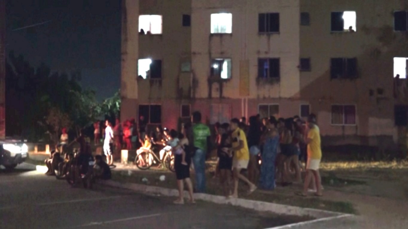 Mulher com tornozeleira eletrônica é morta a tiros em calçadão de residencial no Ceará