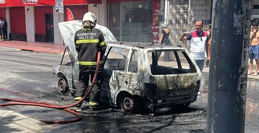 Carro pega fogo e tem perda total em avenida de Fortaleza após pane elétrica