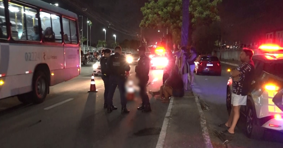 Homem é atropelado e morto ao descer de ônibus e tentar atravessar avenida em Fortaleza