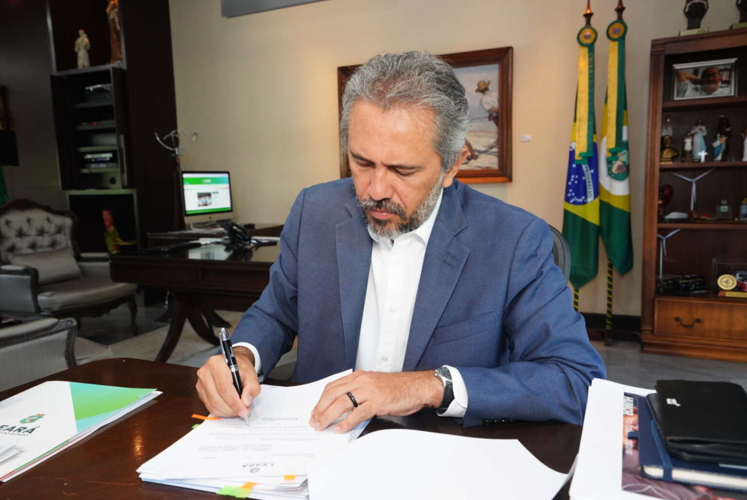 Elmano sanciona lei que autoriza compra de férias de policiais civis e militares no Ceará