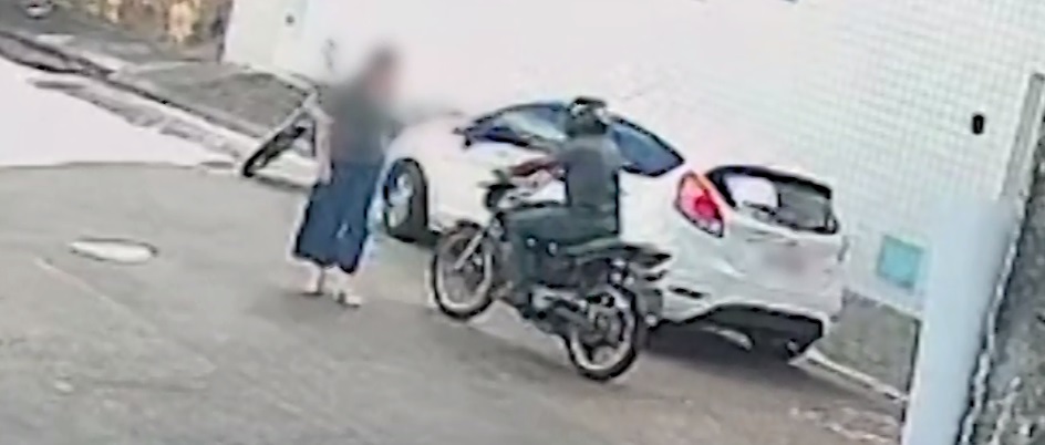 Flagra: mulher é assaltada por motociclista ao chegar ao trabalho, no Centro de Fortaleza