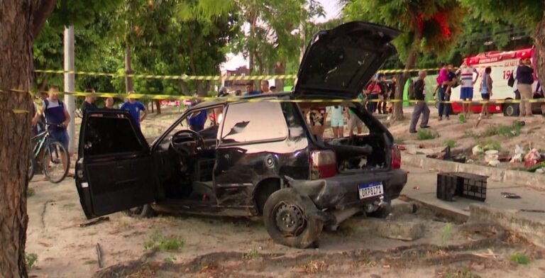 Três pessoas ficam feridas após carro perder o controle e causar acidente grave em Fortaleza
