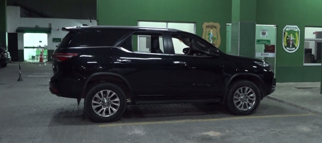 Homem é assaltado ao sair de supermercado em Fortaleza e tem o carro roubado