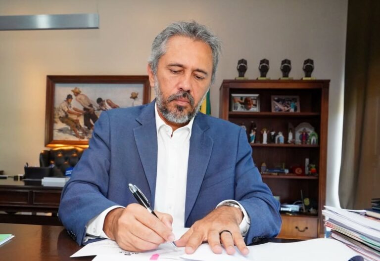 Elmano anuncia ampliação da carga horária de professores da educação básica no Ceará