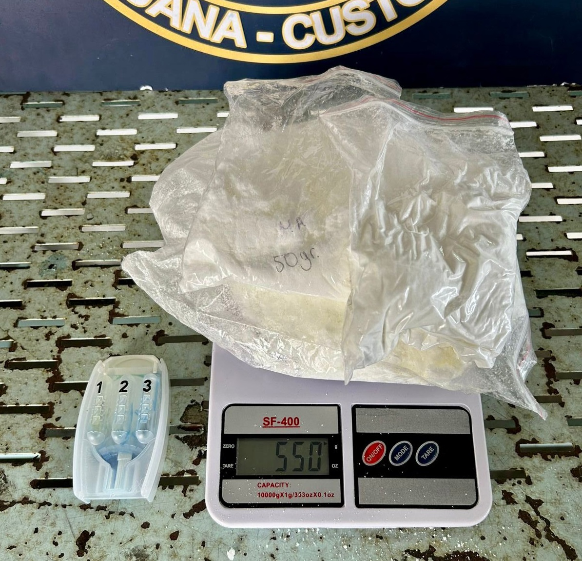 Receita apreende drogas escondidas em potes de creatina no Aeroporto de Fortaleza