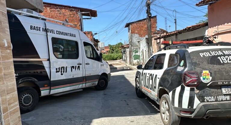 Criminosos invadem comunidade em Fortaleza, atiram em policiais e morrem em confronto