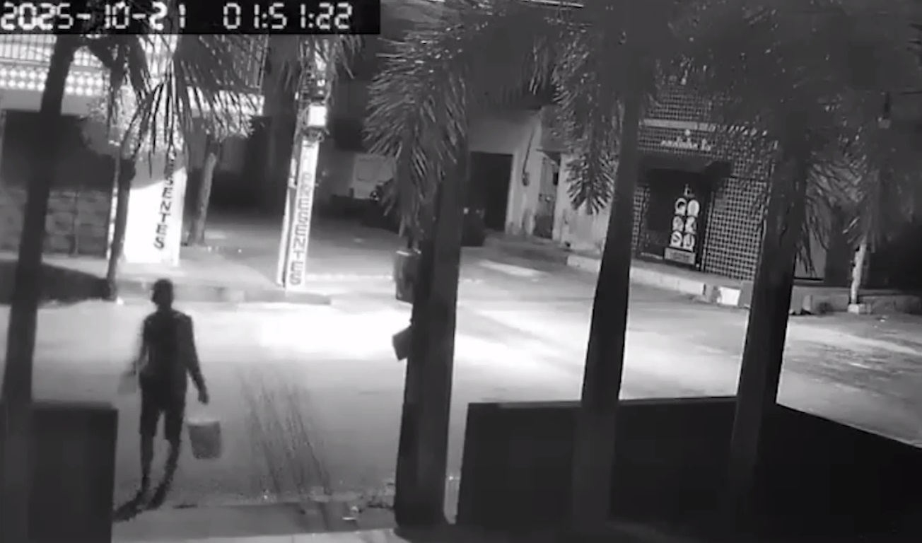 Câmera flagra criminoso arrombando hamburgueria e furtando produtos em Fortaleza