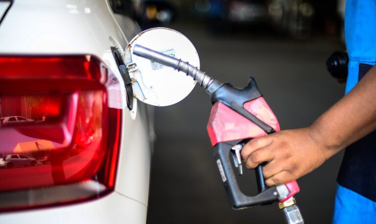 Gasolina segue cara: postos de Fortaleza ignoram redução anunciada pela Petrobras