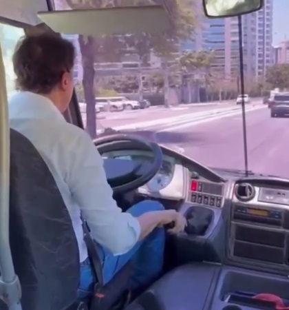 Ministro Camilo Santana faz aulas práticas para tirar CNH de ônibus em Fortaleza