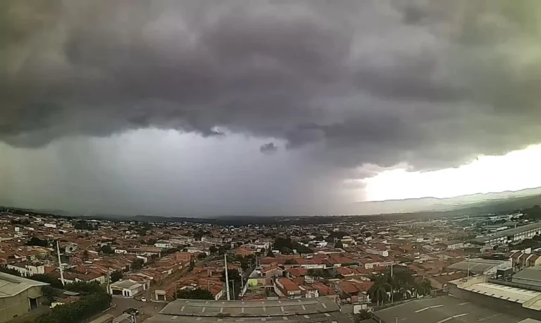 Frente fria deve provocar chuvas isoladas e ventos fortes em áreas do Ceará nos próximos dias