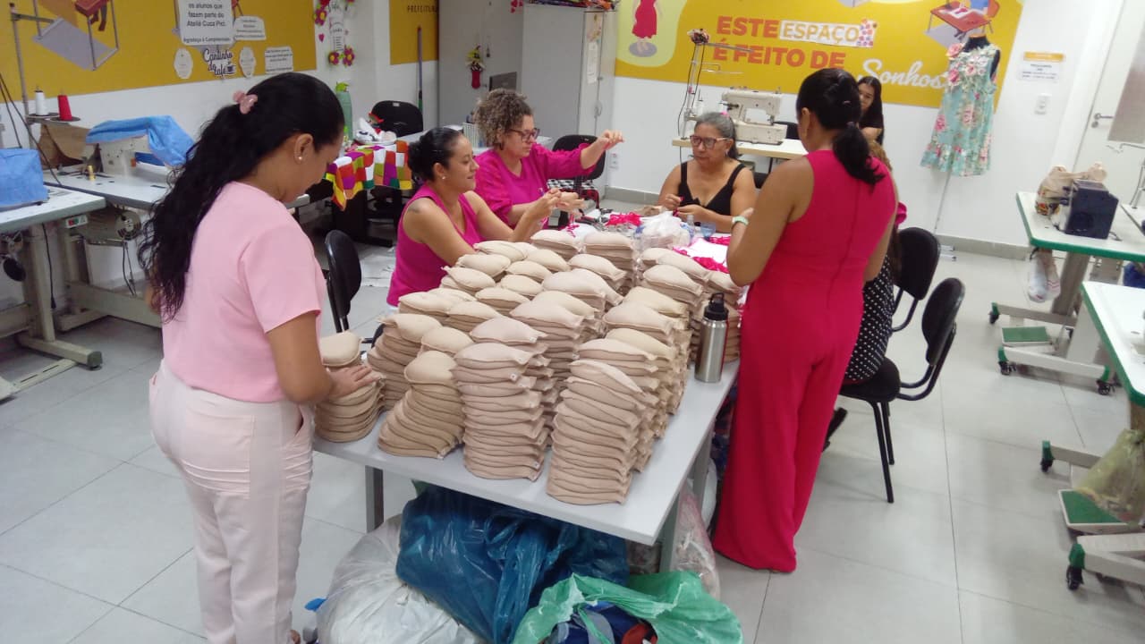 Prefeitura de Fortaleza entrega próteses mamárias externas e sutiãs a mulheres mastectomizadas