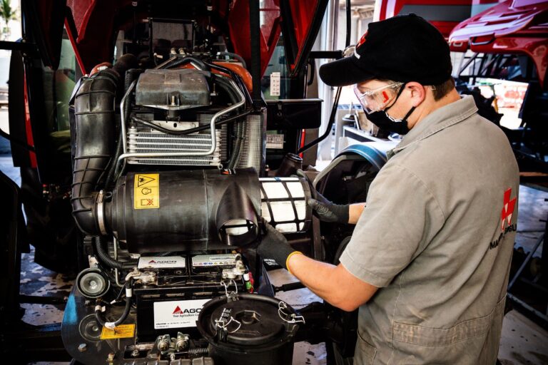 Mecânicos agrícolas se reinventam para manutenção de máquinas inteligentes