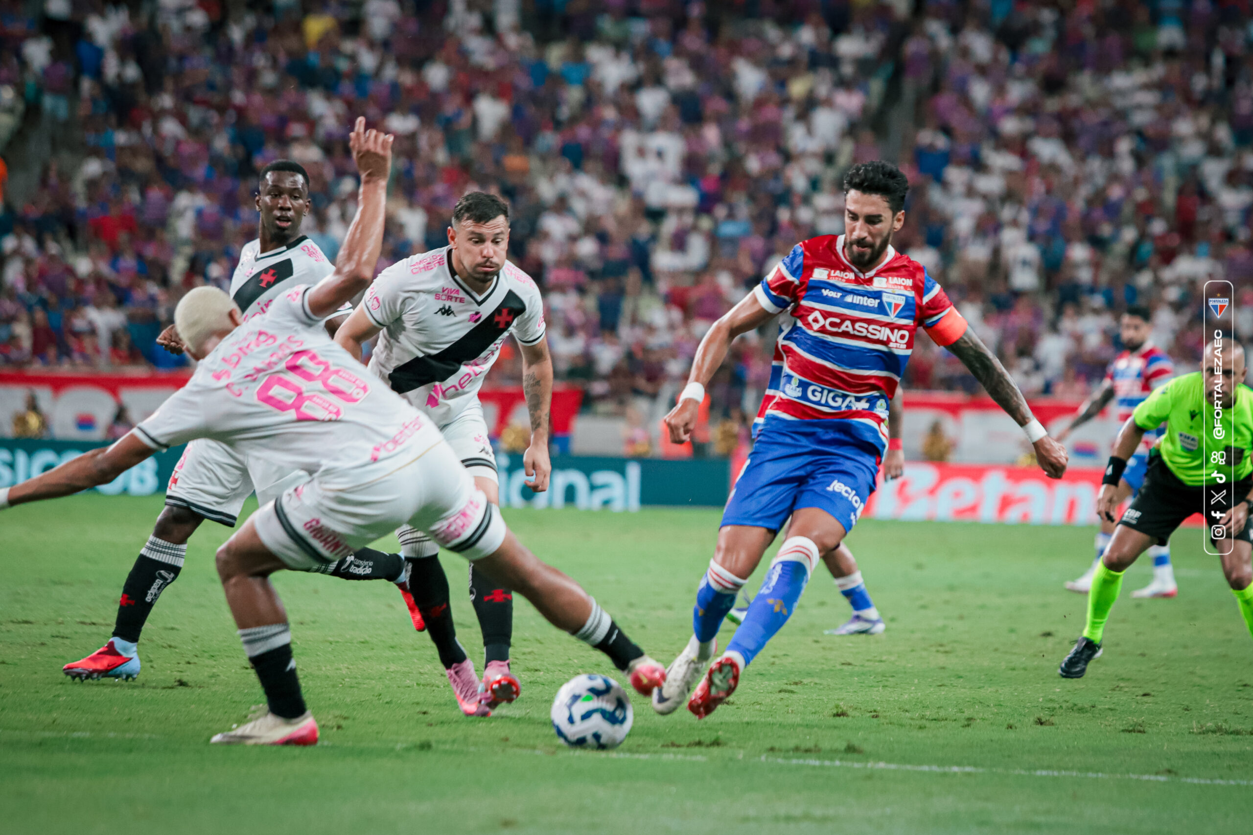 Com um a mais, Fortaleza leva 2 a 0 do Vasco no Castelão e segue na zona de rebaixamento do Brasileiro