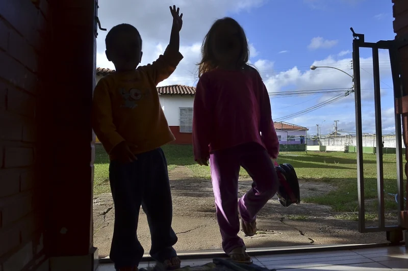 Elmano sanciona lei que garante auxílio de R$ 500 para órfãos da Covid-19 no Ceará