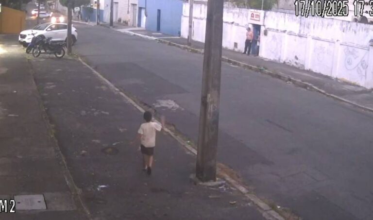 Mãe denuncia negligência após filho autista sair sozinho de escola particular em Fortaleza