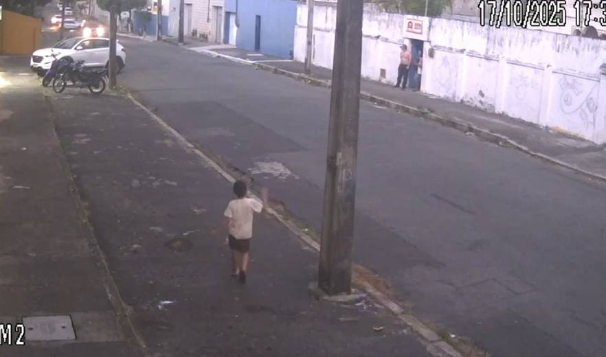 Mãe denuncia negligência após filho autista sair sozinho de escola em Fortaleza