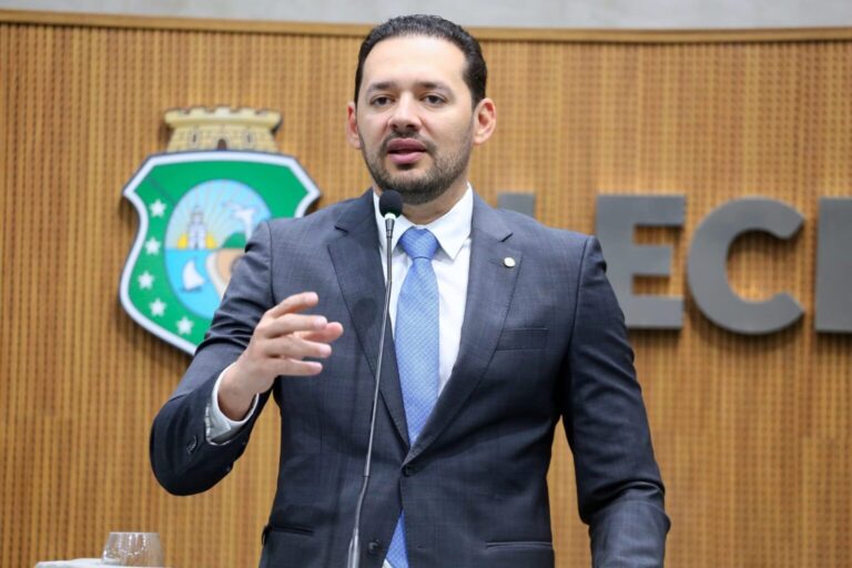 Deputado Danniel Oliveira passa mal durante sessão na Assembleia Legislativa do Ceará