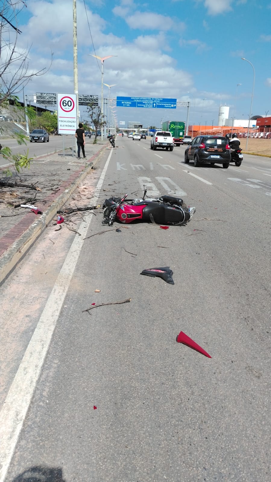 Motociclista é arremessado contra árvore após colisão com carro na Avenida do Aeroporto, em Fortaleza