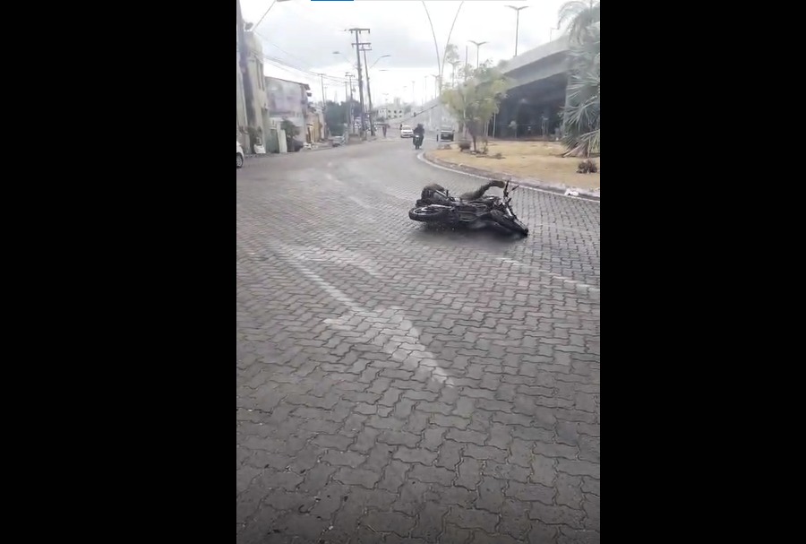 Motociclistas caem em rotatória após derramamento de óleo no asfalto em Fortaleza
