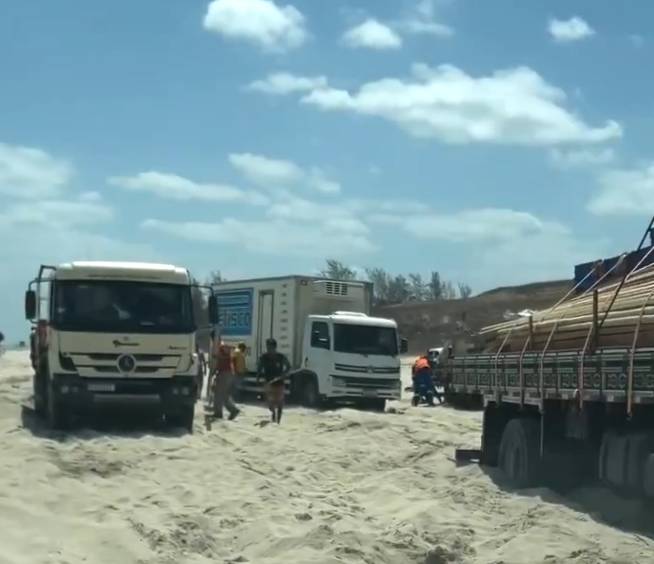 Caminhões atolam em faixa de areia que dá acesso à Vila de Jericoacoara, no Ceará