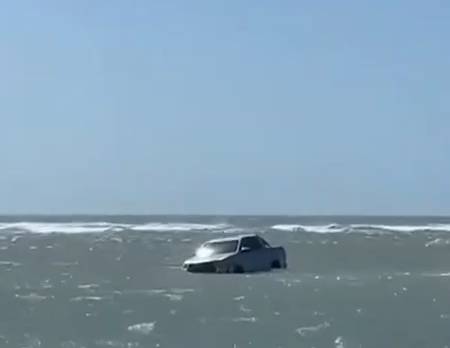 Carro é engolido pela maré em Jericoacoara após atolamento na faixa de areia