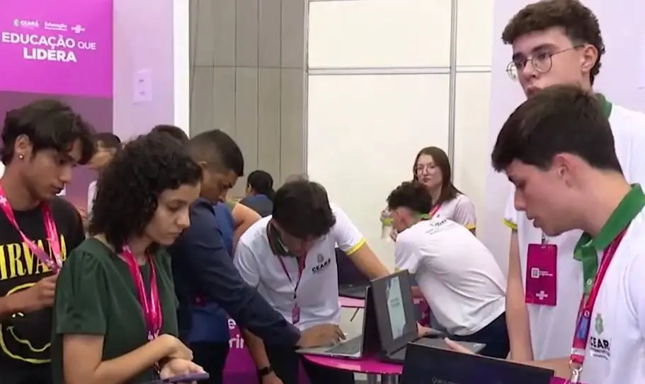 Estudantes de escolas públicas apresentam soluções inovadoras no Ceará Tech Summit