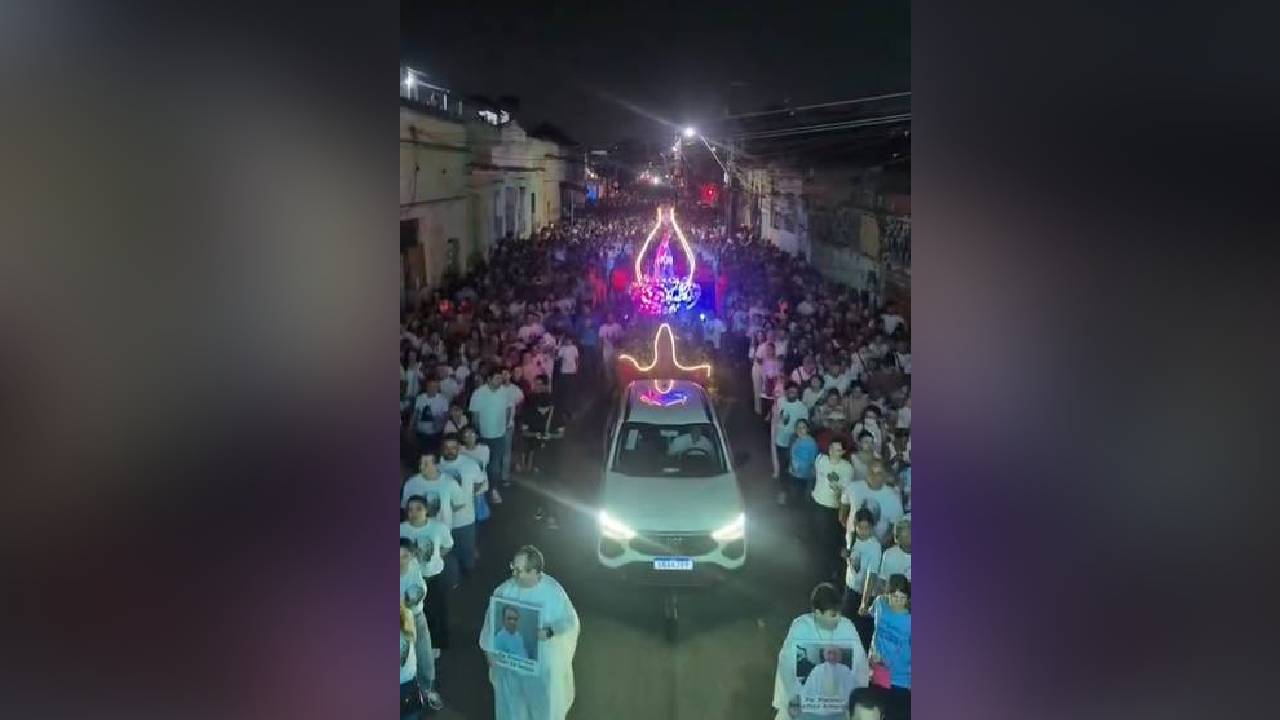 Milhares de fiéis participam de procissão em homenagem a Nossa Senhora de Fátima em Fortaleza