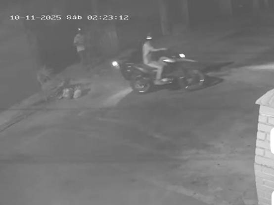 Bandidos entram em garagem de vila na madrugada e furtam motocicleta em Fortaleza