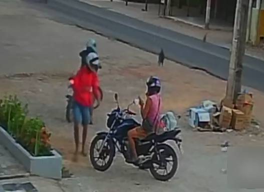 Motociclista tem moto levada em assalto enquanto mexia no celular em Caucaia