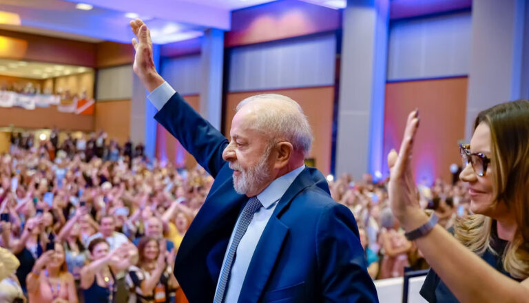 Lula é ovacionado em show de Maria Bethânia em São Paulo; público grita “sem anistia”