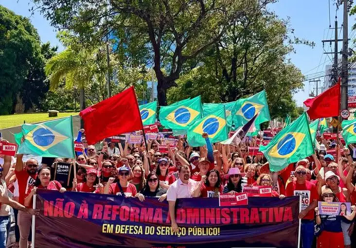 Professores de Fortaleza paralisam atividades contra a Reforma Administrativa e em defesa do serviço público