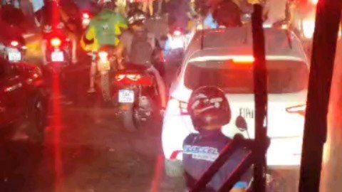 Estudantes fecham avenida em protesto por corte de linhas de ônibus em Fortaleza