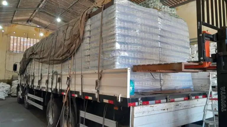 60 mil garrafas de cachaça apreendidas no CE passarão por perícia após risco de contaminação por metanol