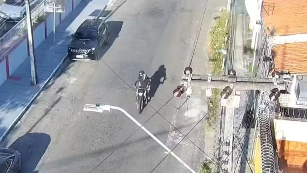 Bombeiro fugiu com comparsa após tentativa de assalto que terminou na morte de motociclista de app em Fortaleza
